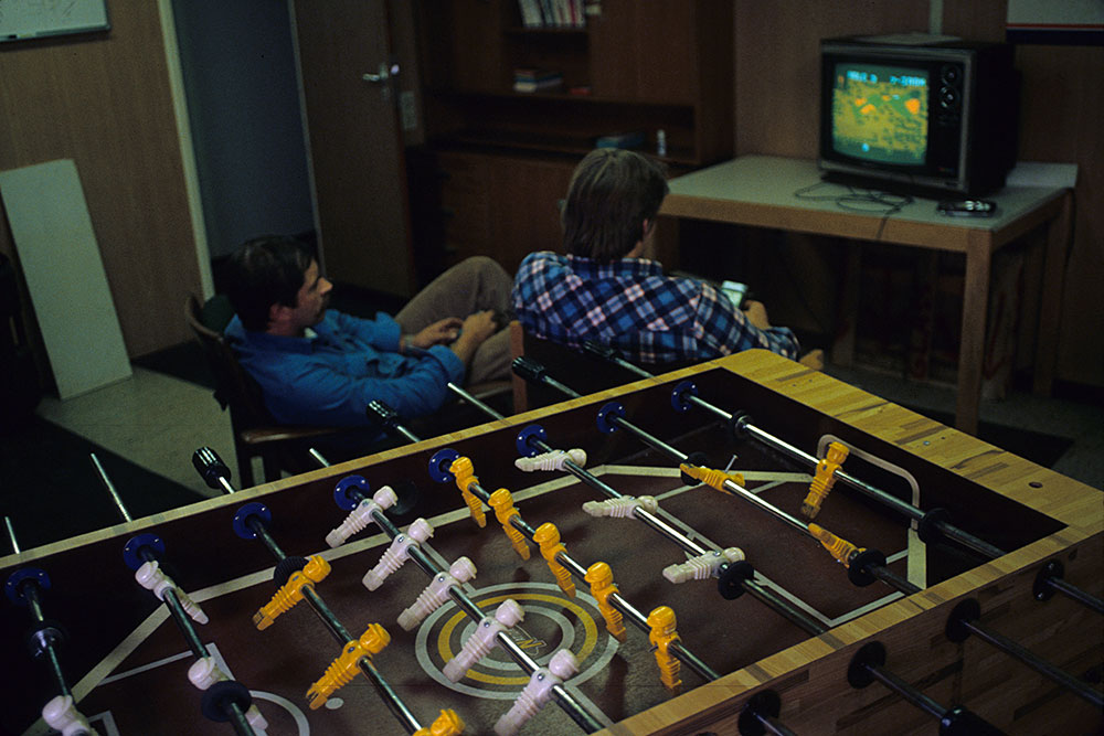 rig workers off shift, playing a very <br />early game of video golf...