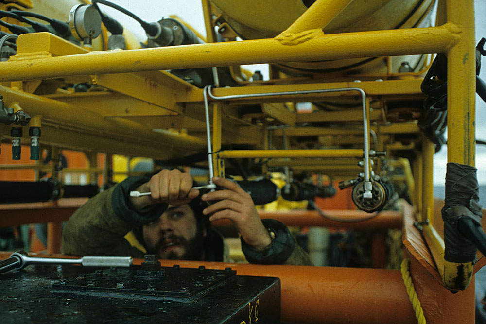 a mixture of propane and oxygen was injected into the rubber cylinders, and then <br />they were all ignited simultaneously. The rubber sleeves expanded rapidly <br />creating the pulse, and then the exhaust was vented back to the surface...