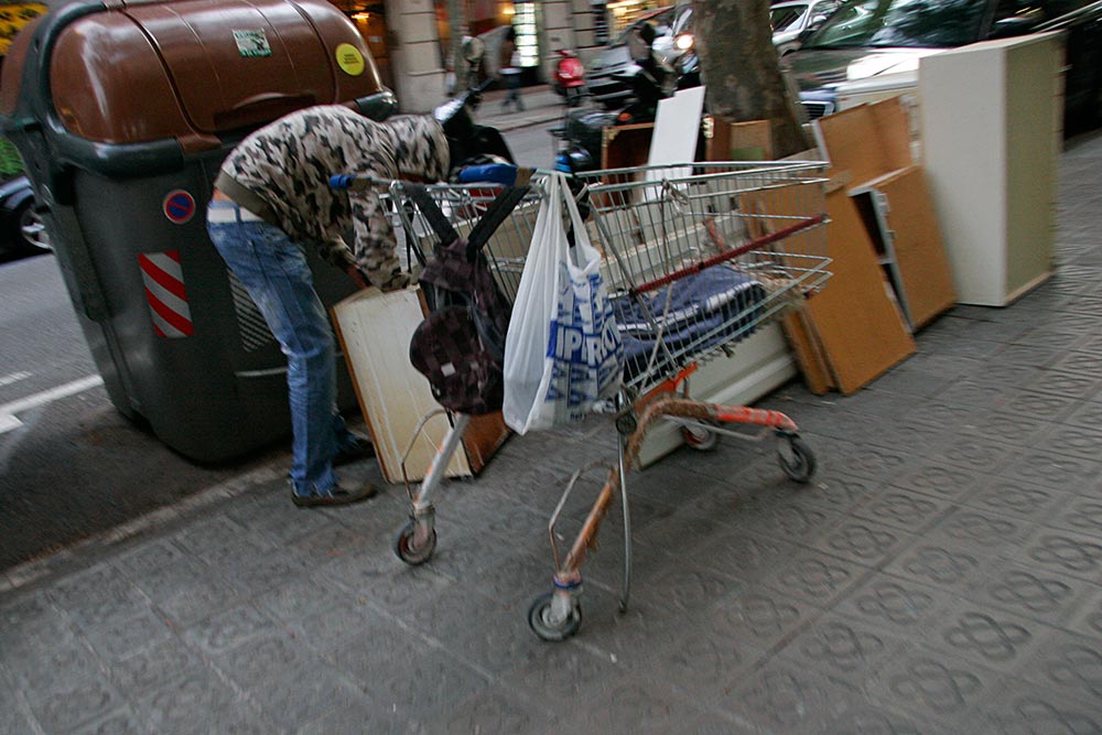 working poor, nearby Barcelona sidestreet...
