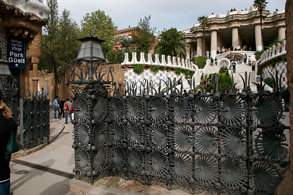 We arrived early at Parc G�ell, soon after <br />the elaborate gates were opened...