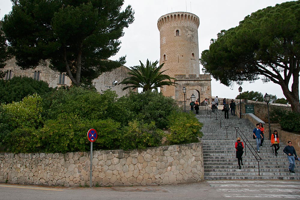 We got a ride to the nearby landmark,<br />Bellver Castle...