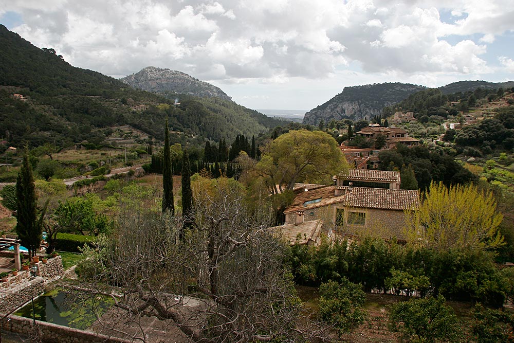 with this commanding view of the valley...