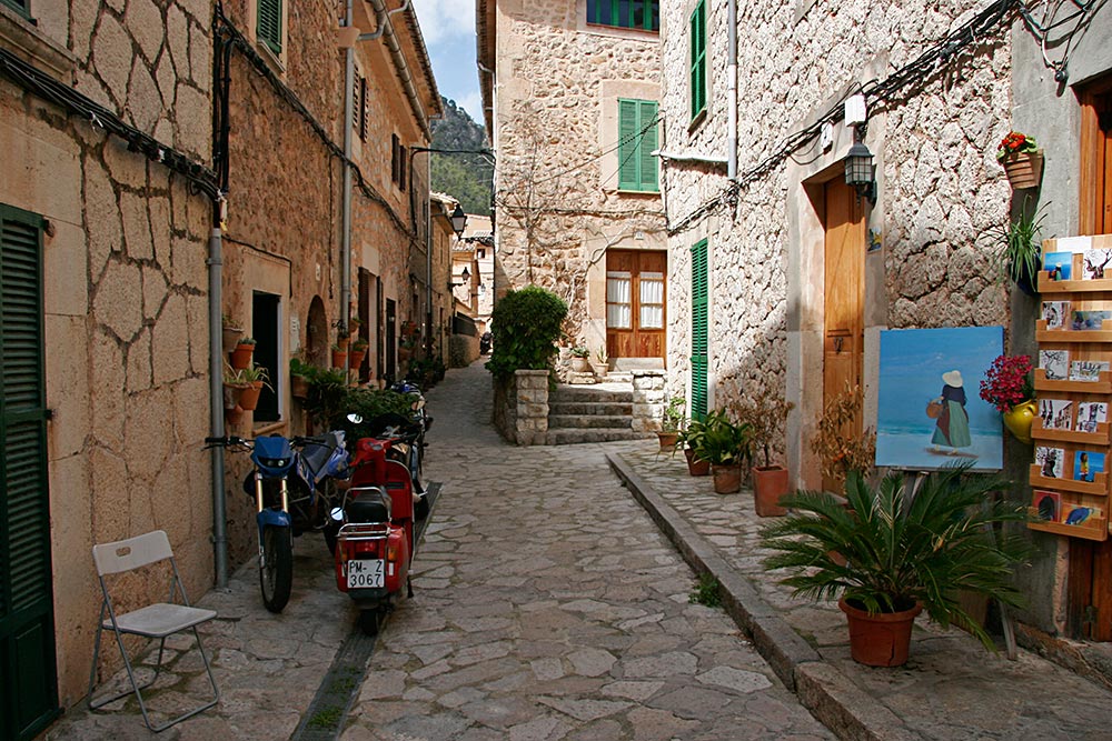 Valldemossa sidestreet...